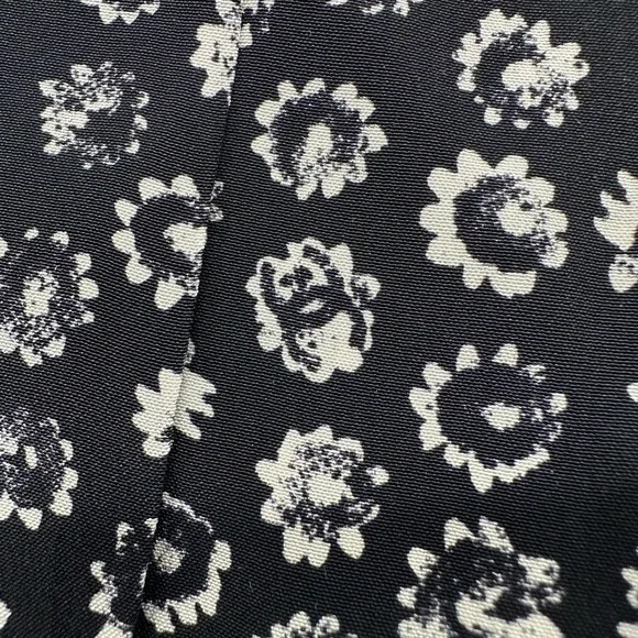 Chanel Coco Floral-Print Sleeveless Shirt Blouse in Black/White 44(US12) - Picture 9 of 12